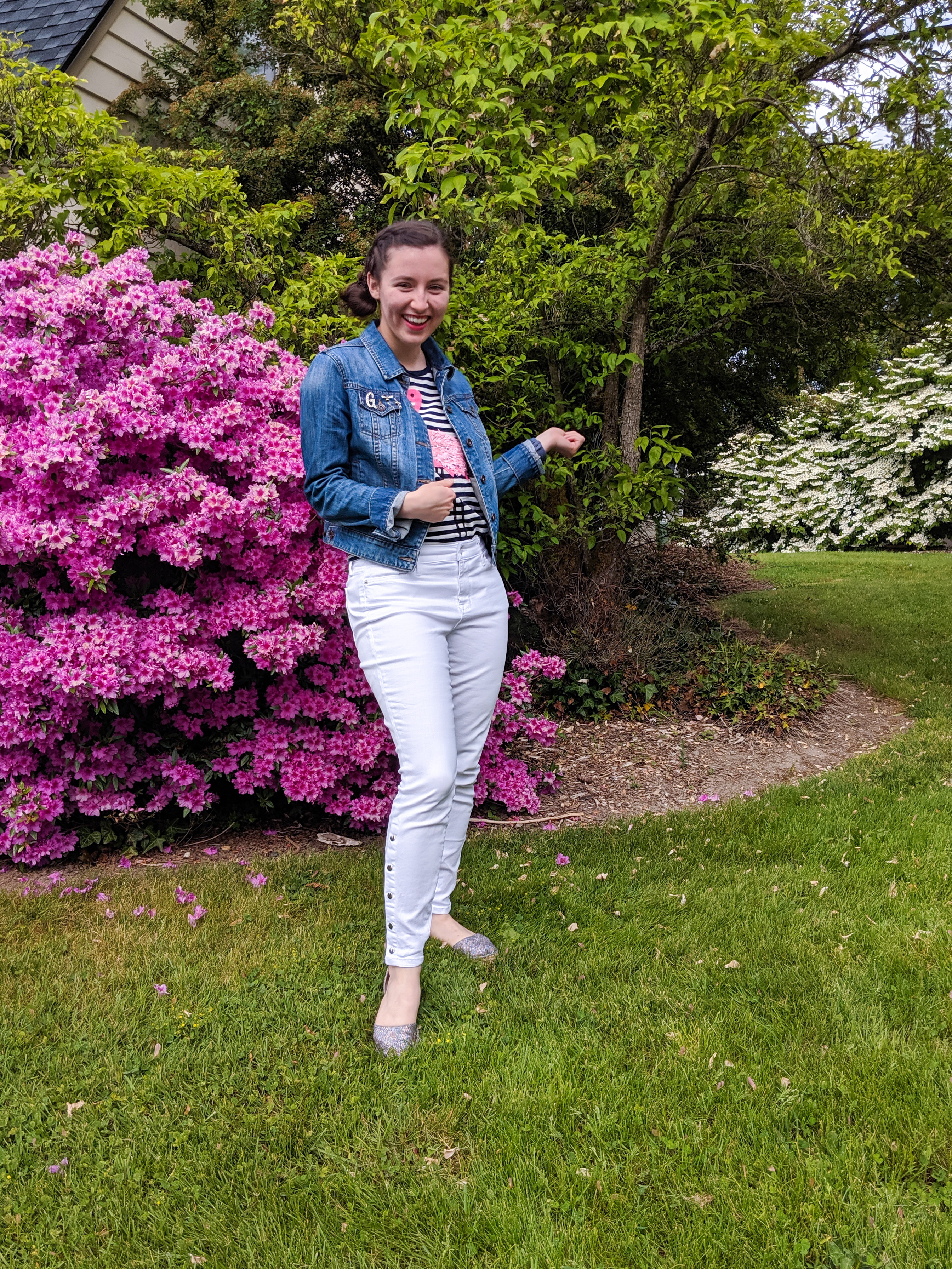 spring look, white jeans, pink accents, jean jacket