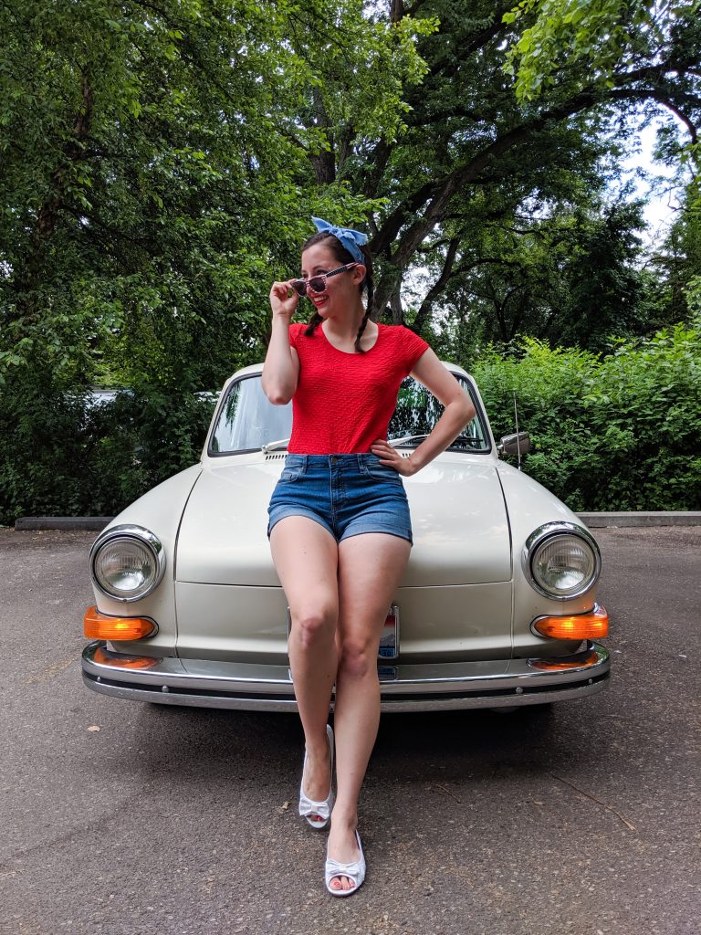 retro outfit, blue bandanna, red lipstick, old car