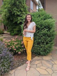 mustard-pants-white-blouse-summer-outfit-casual-style