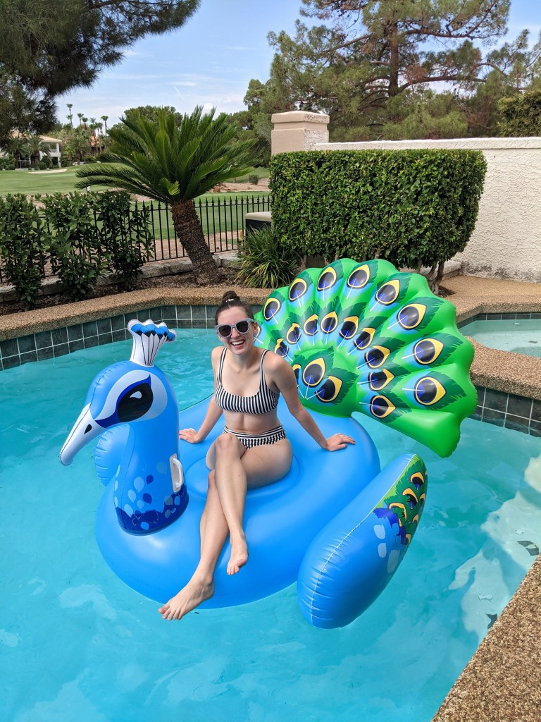 peacock-pool-float-summer-outfit