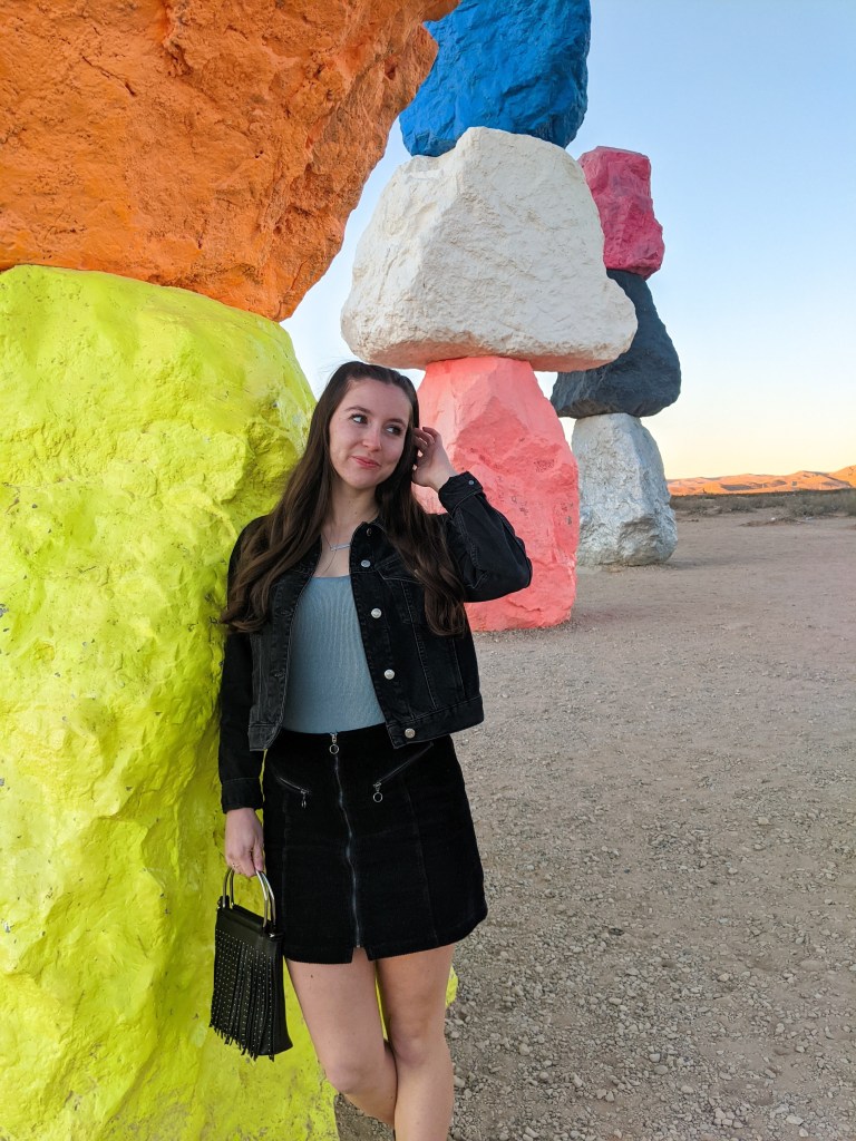 college-fashion-blogger-going-out-seven-magic-mountains