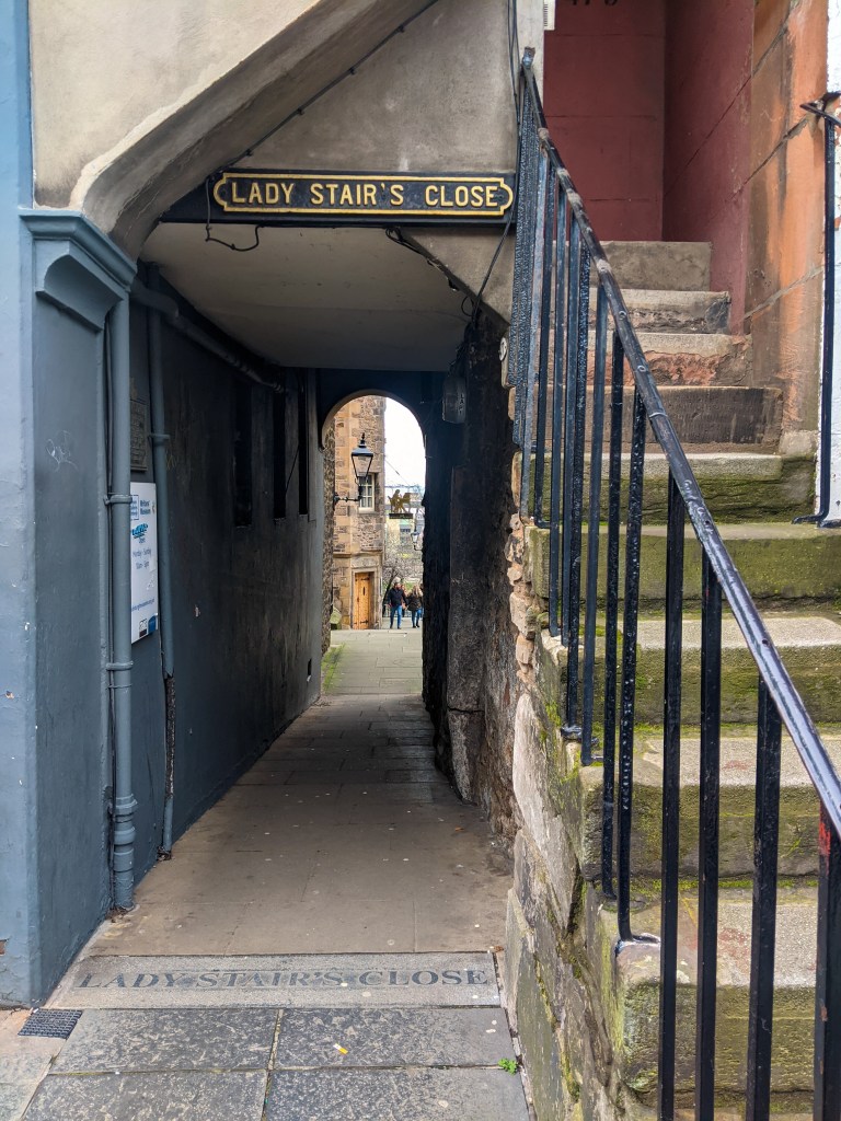 lady-close-edinburgh-scotland-alleyway