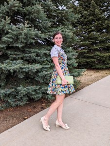 old-fashioned-floral-dress-vintage-clutch-spring-outfit-work-style
