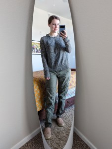 cargo-pants-sneakers-grey-sweatshirt-lazy-day-outfit