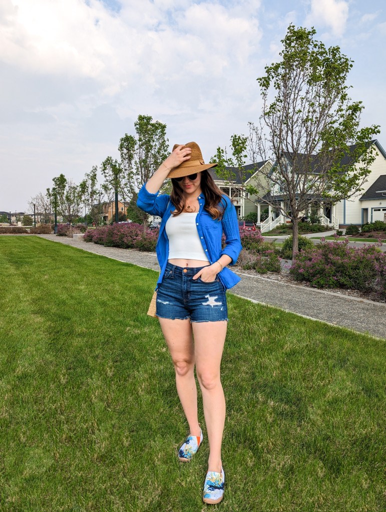 summer-style-panama-hat-blue-shirt-white-crop-top