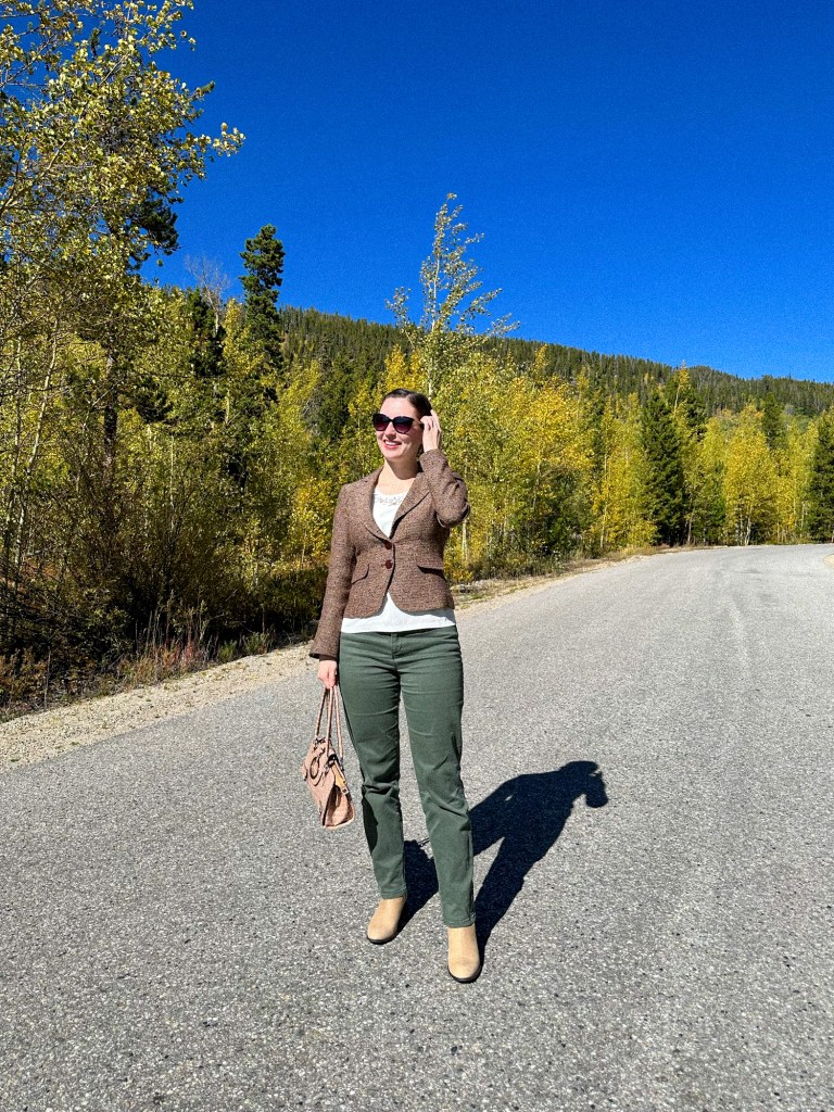 business-casual-brown-blazer-green-pants-taupe-booties-fall-colors-leaves