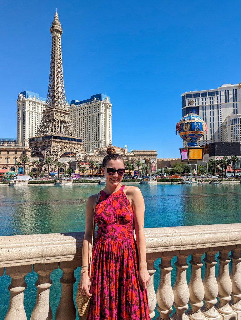 bellagio-fountains-black-sunglasses-floral-dress-summer-style-vacation-outfit-monthly-recap