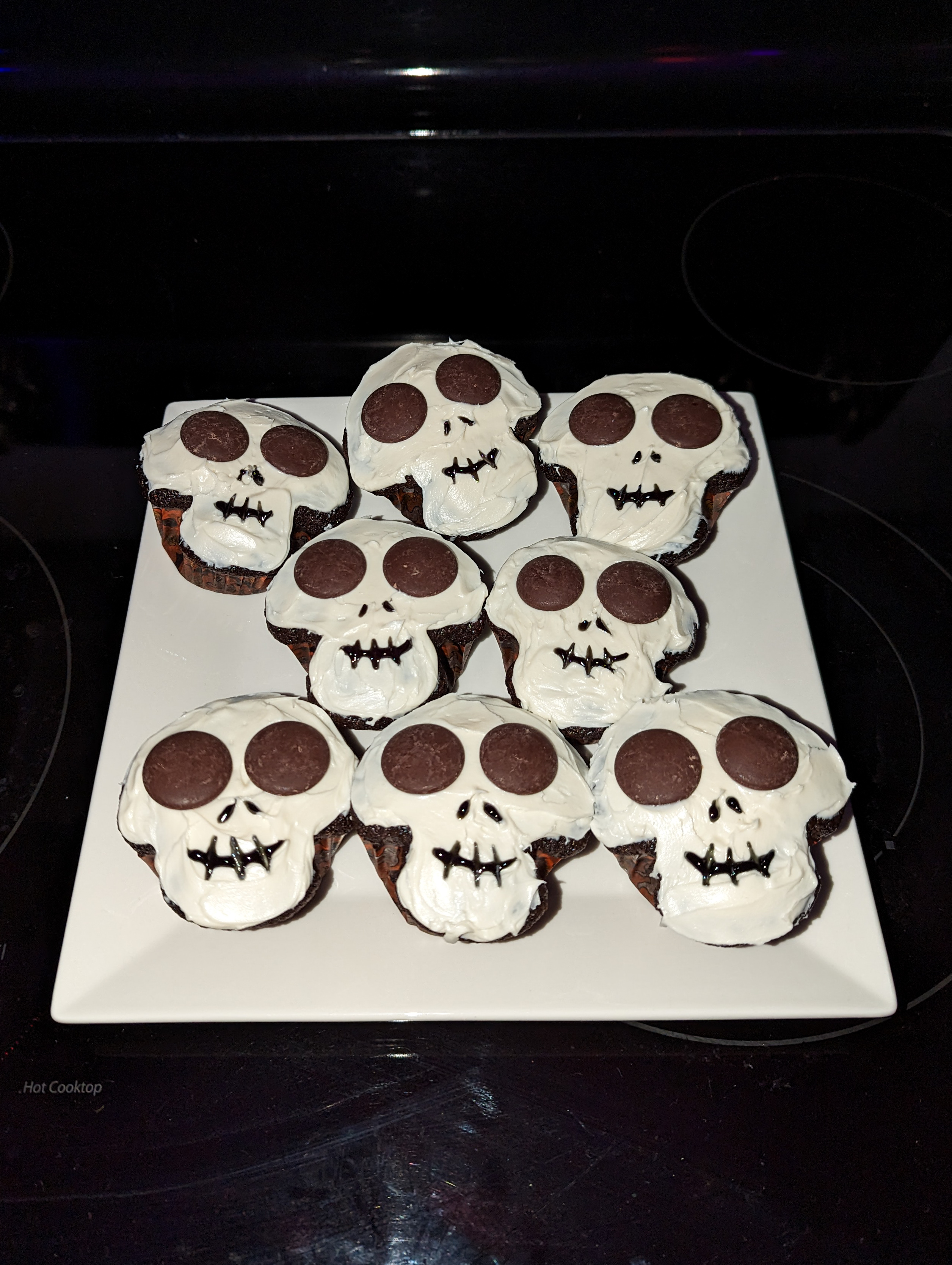 skeleton-cupcakes-chocolate-disks-halloween-snacks-party