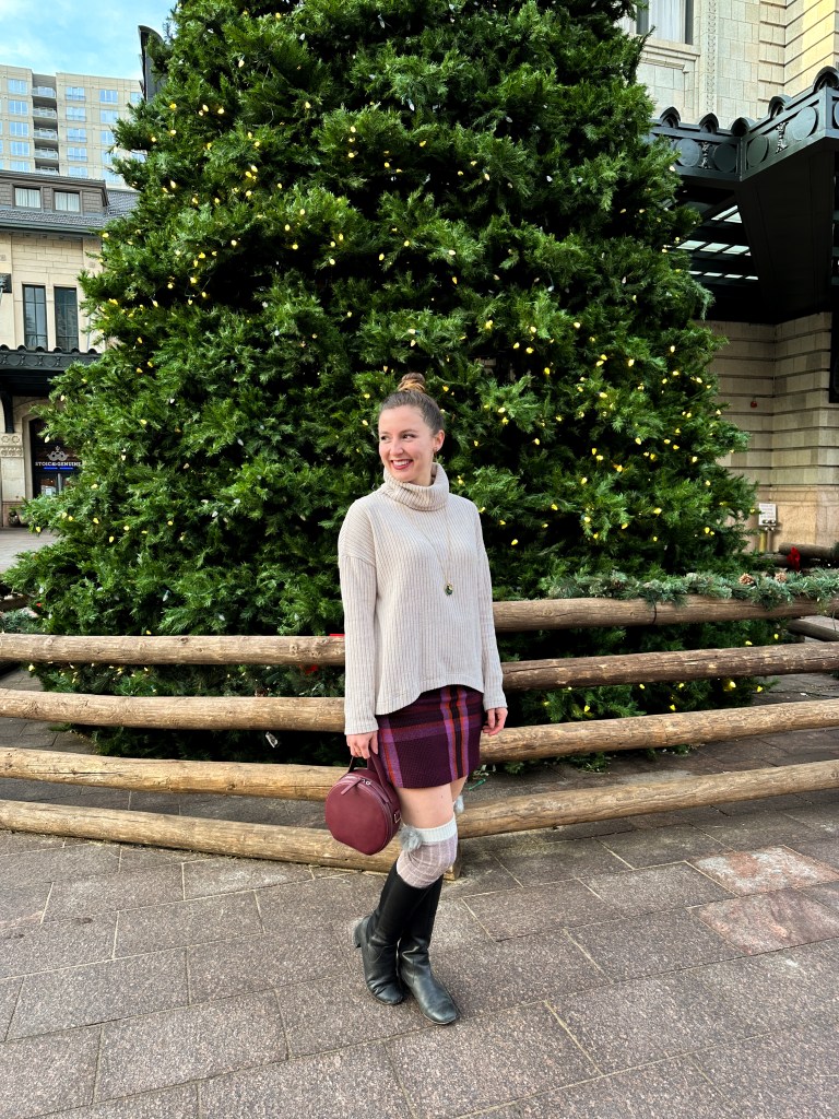 winter-date-night-outfit-beige-sweater-plaid-skirt-black-knee-boots-circle-purse
